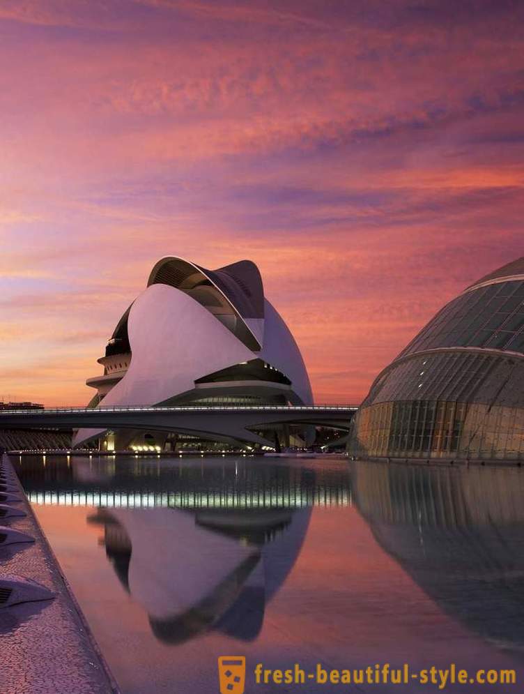 Ang pambihirang arkitektura ng mga bahay opera sa Valencia