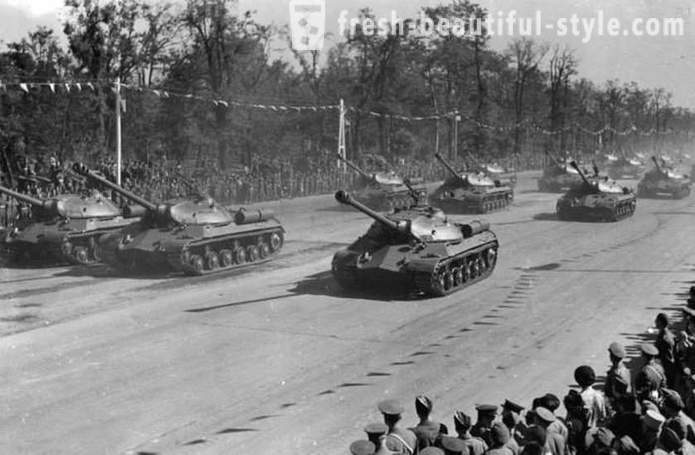 Bakit ang Sobiyet Union itinuturo ang parada sa Berlin, IS-3 tank