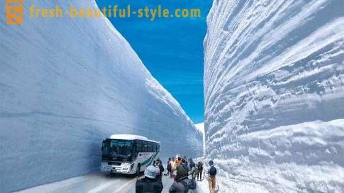 Kamangha-manghang snow corridor sa Japan