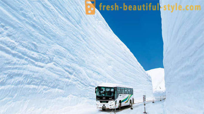 Kamangha-manghang snow corridor sa Japan