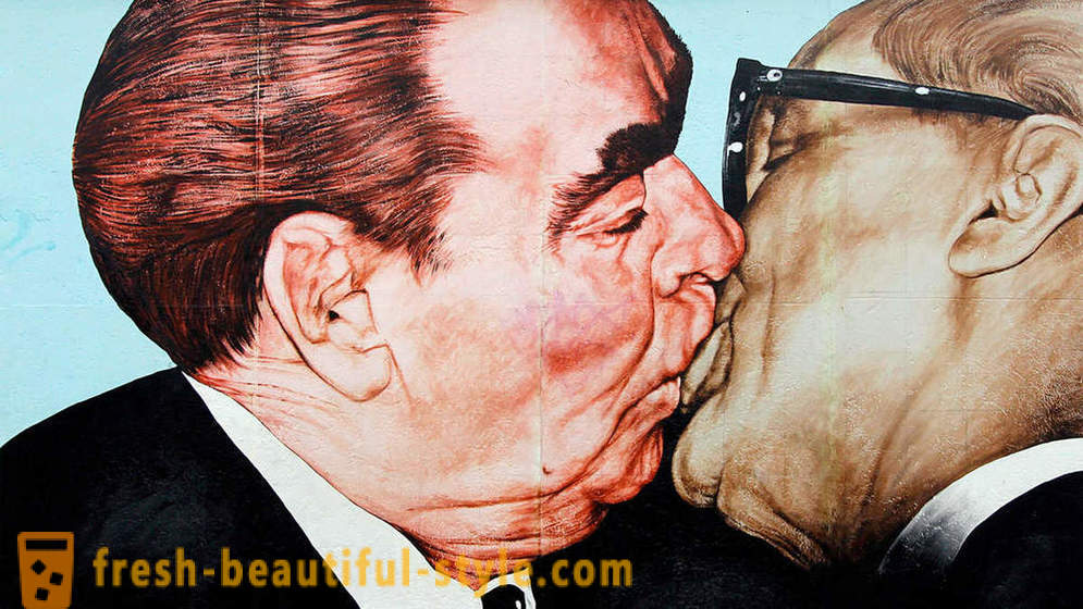 Bilang mga lider ng mundo tried upang maiwasan ang paghalik Brezhnev