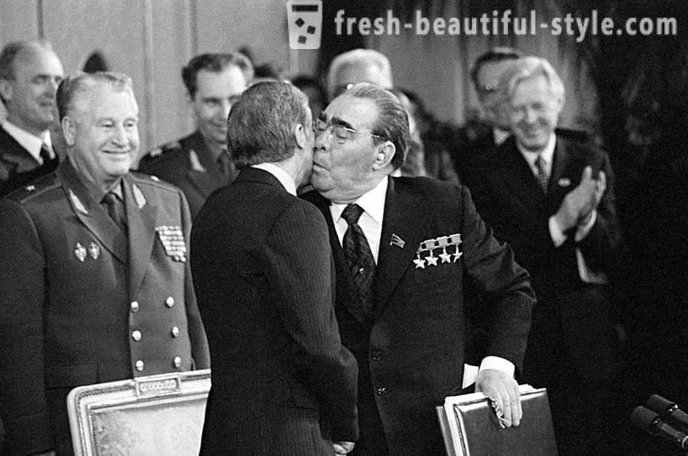 Bilang mga lider ng mundo tried upang maiwasan ang paghalik Brezhnev