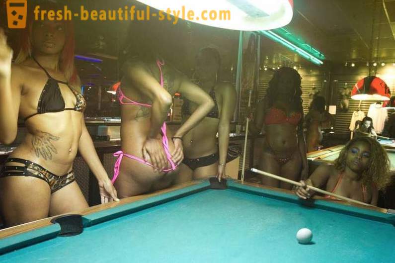 Paano kinakalkula ang mga rappers partido sa isang strip club sa Atlanta