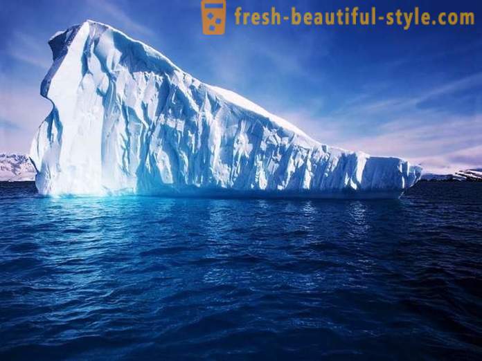 Greenland village threatened sa pamamagitan ng isang malaking iceberg