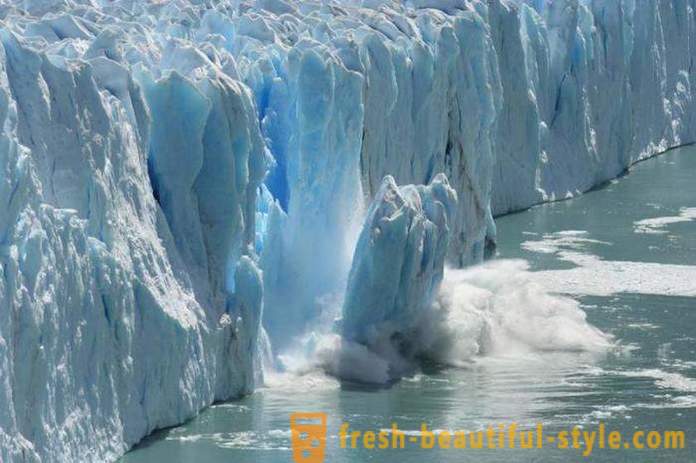 Greenland village threatened sa pamamagitan ng isang malaking iceberg