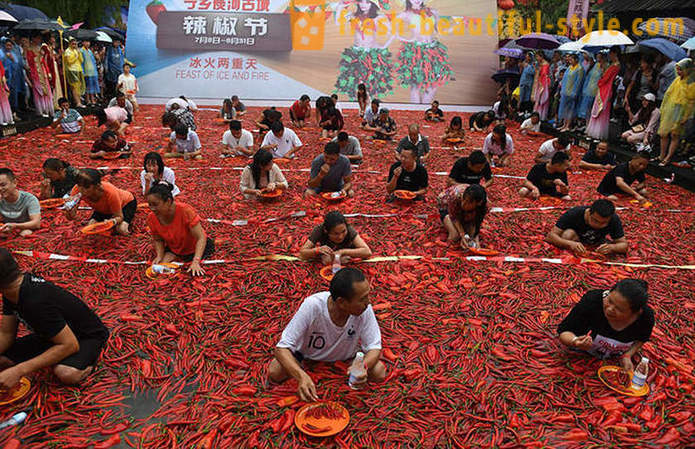 Hindi para sa malabo ng puso: sa China nagkaroon ng isang kumpetisyon-eating peppers para sa bilis