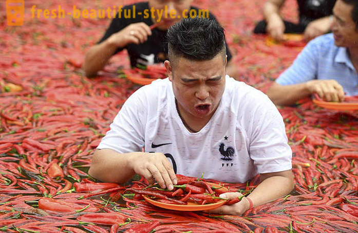 Hindi para sa malabo ng puso: sa China nagkaroon ng isang kumpetisyon-eating peppers para sa bilis