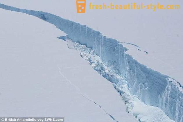 Iceberg mula sa Antarctica sinira off ng isang lugar ng higit sa dalawa sa Moscow