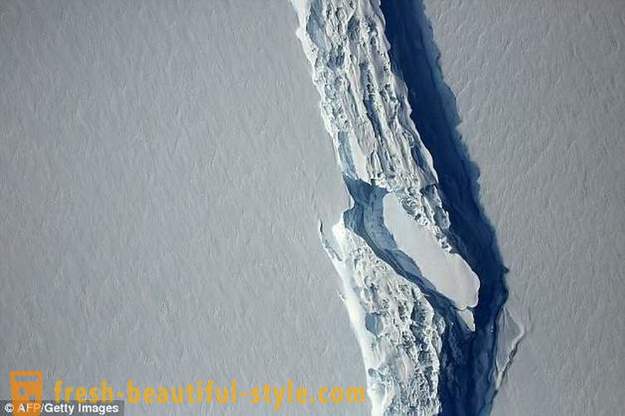 Iceberg mula sa Antarctica sinira off ng isang lugar ng higit sa dalawa sa Moscow