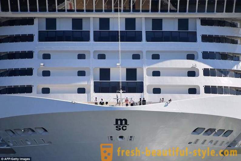 Ang paglulunsad seremonya ng isang higanteng cruise ship Maraviglia
