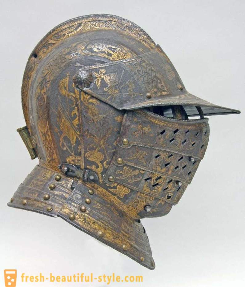 Marangal na damit, gladiator maskara, militar helmet at mga katulad nito sa lahat ng oras
