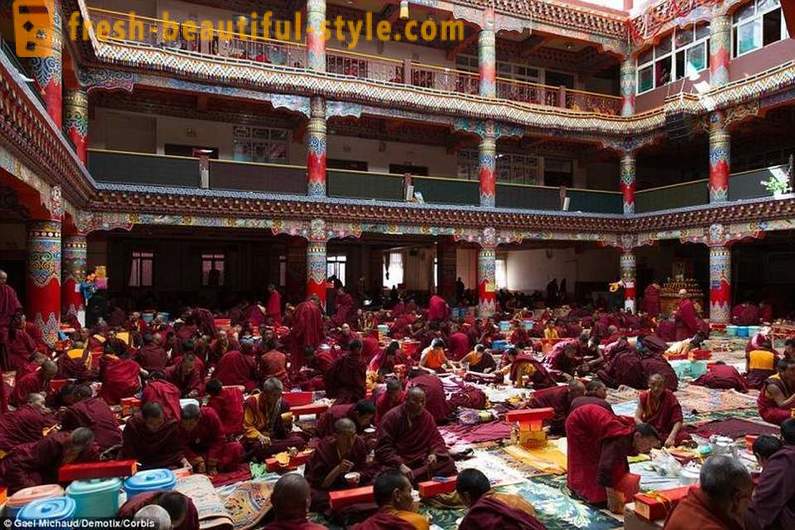 Ang pinakamalaking Buddhist Academy sa buong mundo para sa 40,000 TV monghe pinagbawalan, ngunit pinapayagan iPhones