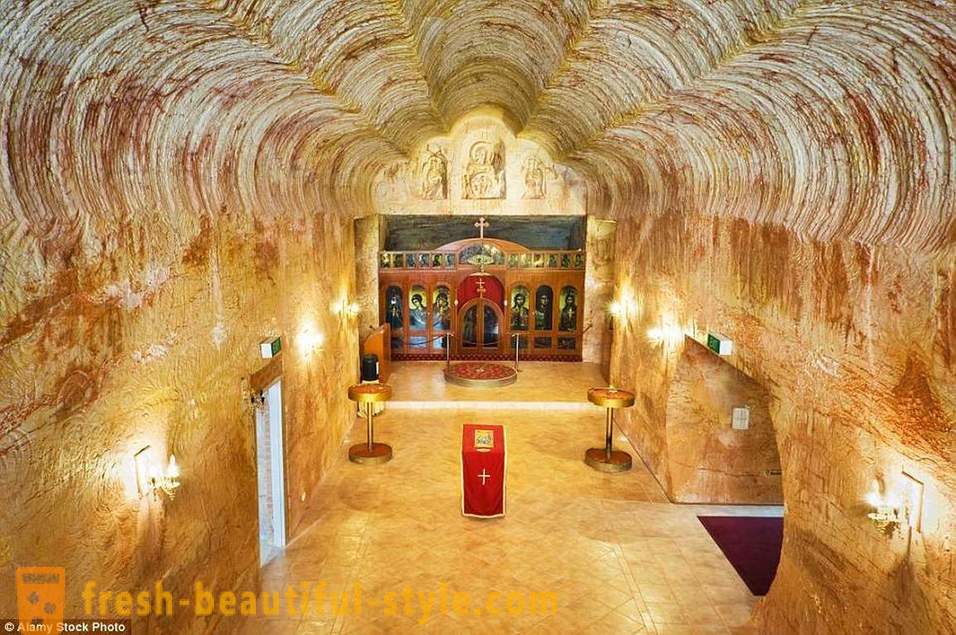 Mula sa underground chapels sa futuristic katedral: 15 sa mga pinaka-hindi pangkaraniwang mga simbahan sa buong mundo