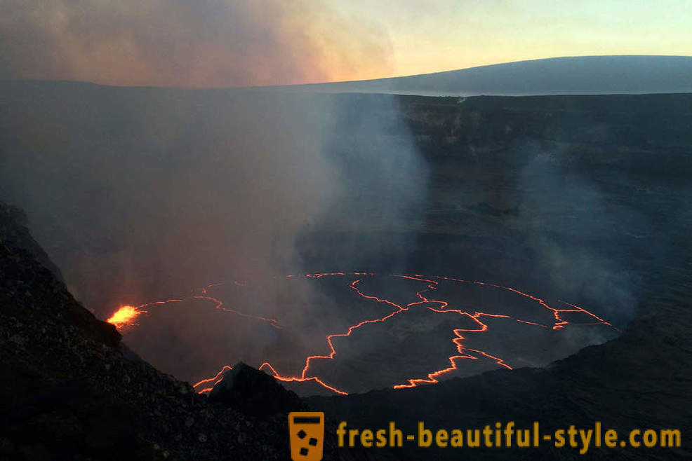 Volcanic lava daloy mula sa Kilauea Hawaii