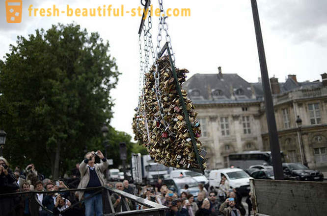 Milyon patunay ng pag-ibig inalis mula sa Pont des Arts sa Paris