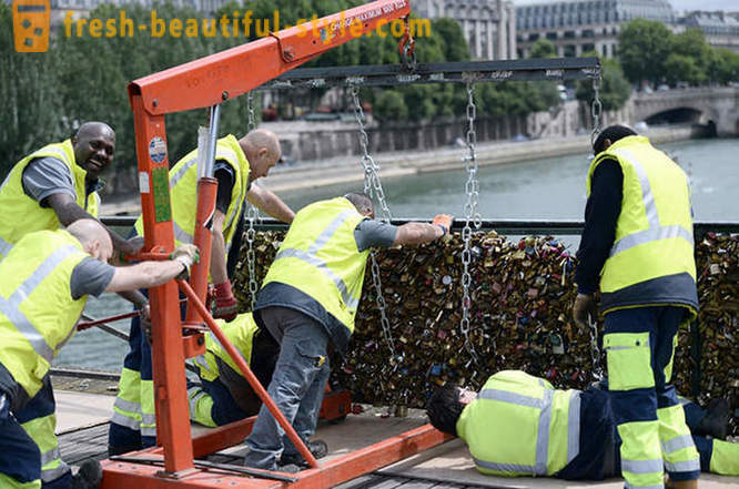 Milyon patunay ng pag-ibig inalis mula sa Pont des Arts sa Paris