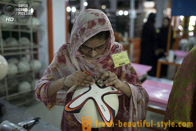 Produksyon ng opisyal na 2014 World Cup bola sa Pakistan