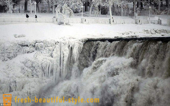 10 mga kamangha-manghang larawan ng frozen Niagara Falls
