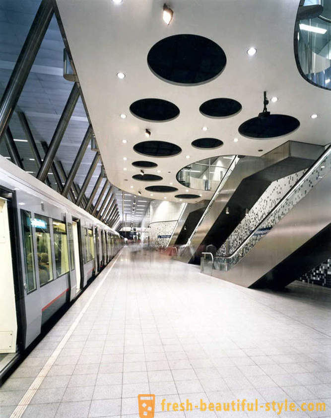 Ang pinaka-maganda ang istasyon ng metro