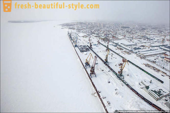 Lumilipad sa pamamagitan ng helicopter Mi-8 sa snow Surgut