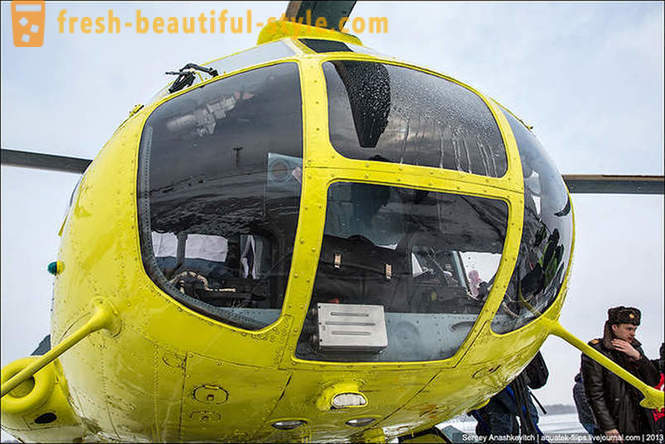 Lumilipad sa pamamagitan ng helicopter Mi-8 sa snow Surgut