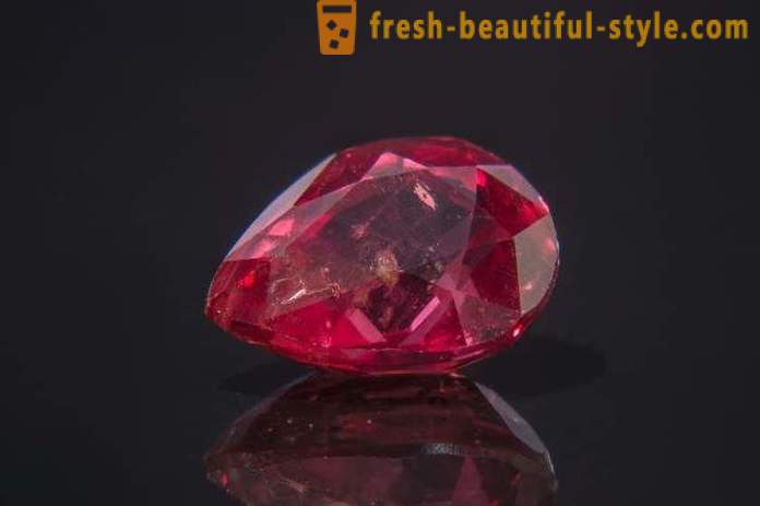 Ang pinakamahal na sa mundo ng mga bato: red brilyante, ruby, esmeralda. Ang rarest hiyas sa mundo