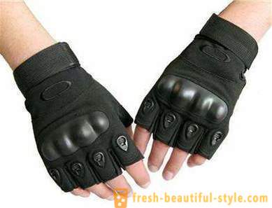 Gloves para sa horizontal bar na may kanyang mga kamay