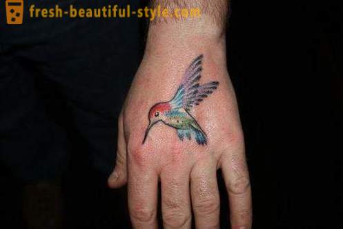 Hummingbird tattoo - isang simbolo ng sigla at lakas