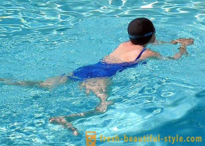 Swimming breaststroke para sa masaya at sa pangalan ng sport